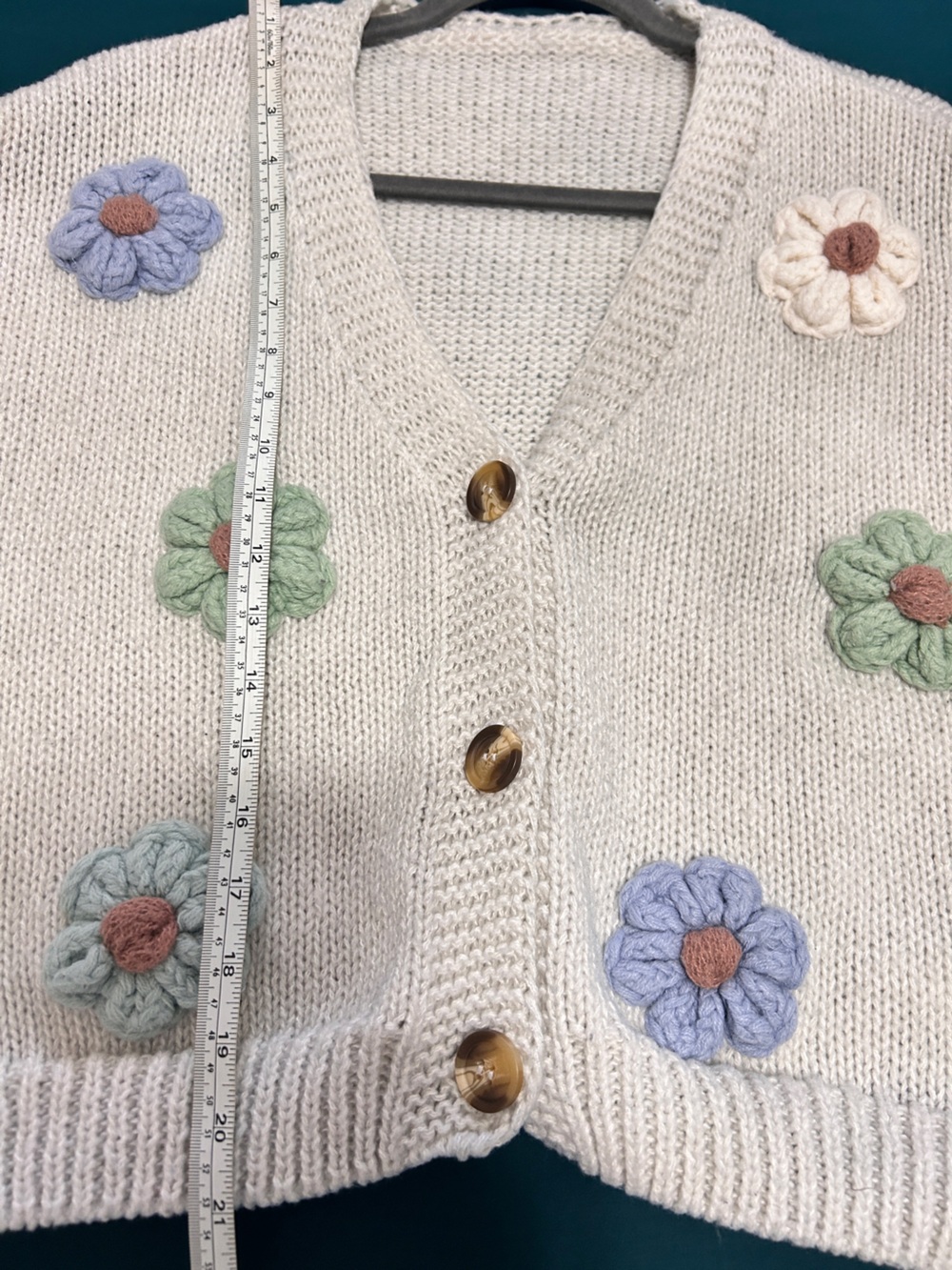 Cider KNIT V-NECK BUTTON FLOWER Cardigan - Picture 6 of 7